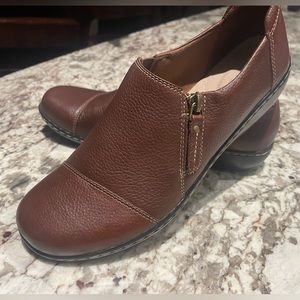 Clarks 8.5 ultimate comfort collection brown leather slip ons Wore once see pics